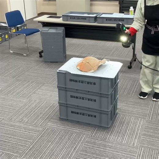 新潟県埋蔵文化財センター on Instagram: "外部協力１ 糸魚川市六反田南遺跡から出土した遺物の、３Ｄスキャンに協力しています。科学研究費助成事業（科研費）の一部であり、研究者が持ち込んだ機材類は、非常にコンパクトで、作業時間も短く、技術の進歩に驚くばかりです。 #3Dスキャン #縄文土器 #研究"