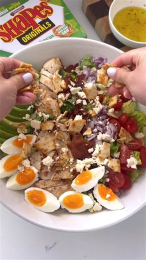 salad for lunch doesnt sound so bad after all crunchy barbecue shapes cos salad 🔥 with lettuce, tomato, red onion, chicken, avocado, boiled eggs & a homemade vinaigrette #ShapesHack #salad #croutons #barbecueshapes #cossalad #lunchideas | Arnott's Shapes