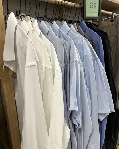 Kirppu Valby on Instagram: "✨ Trine er en af de standlejere, der virkelig er blevet en del af Kirppu Valby-familien 💚 Hun har været standlejer on/off siden vi åbnede, og vi elsker, når hun igen finder vej tilbage med nye ting, der fortjener et nyt hjem ♻️ Denne gang har Trine haft stand 124 i to uger, og nu nærmer afslutningen sig. 👉 Standen lukker på mandag kl. 17, så det er sidste chance for at kigge forbi og gøre et godt genbrugsfund. På standen sælger Trines mand ud af sine arbejdsskjorter