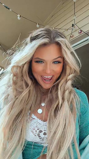 The wind are you kidding me?? She’s having a Hollywood moment