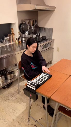 ふくしひとみ 公式 on Instagram: "ふくし先生がロールピアノを弾いている動画のコメント欄で、海外の方が口論になっていたので、よく見られるやりとりを訳してまとめました。 A「すごい！」 B「これは音源に合わせて弾くふりをしているだけです。そんなこともわからないのですか？」 A「この人の他の投稿も見ればわかると思うけど、これは本人が弾いてますよ？」 B「音が少し遅れているし、私は実際に触ったことがあるからわかるけど、ロールピアノはこんなに早く反応しません」 こういったやりとりを受けて。 戌一「本人が弾いとるって証明できんかな？」 ふくし「べつにピアノがない場所で補助的に使ってるだけだから私はどっちでもいいよ」 戌一「でも誤解されっぱなしだと後々面倒なことになるんじゃない？」 ふくし「……じゃあこれだと本人が弾いてるってわかるかな」 #ふくしひとみ #ピアノ #ピアニスト #ロールピアノ #fukushihitomi #piano #pianist #rollpiano"