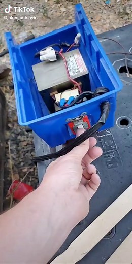 High Voltage Fractal burning using an old Mircrowave transformer #fractal #woodburning #diy #satisfying