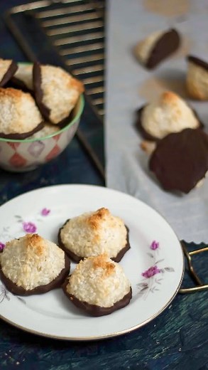 Kokostoppe eller kokosmakroner? Hvad kalder du dem? Lige meget hvad er det en virkelig nem kage, du hurtigt kan bikse sammen hvis du får gæster. Du skal kun bruge 4 ingredienser til selve kagen og så kan de dyppes i chokolade for at gøre dem ekstra lækre 😍 GEM OPSKRIFTEN TIL DU FPR UVENTEDE GÆSTER ❤️ Opskrift på Kokostoppe/kokosmakroner ⬇️ Ingredienser til cirka 20 stk. 6 æggehvider 300 g sukker 300 g kokosmel 75 g marcipan, revet 150 g mørk chokolade Sådan gør du: 1. Rør kokosmel, sukker, ægge