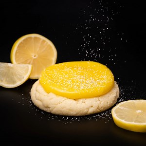 Say hello to your main squeeze this holiday! 😉 Introducing our Lemon Bar cookie, a chilled lemon sugar base with a rich lemon bar topping and a dusting of powdered sugar. 🍋 Have you grabbed yours yet? 👇 #TasteWeekly #CrumblCookies | Crumbl