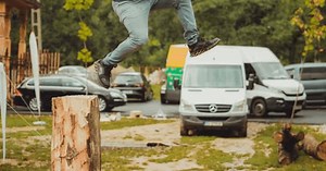 Sculptură cu drujba executată în doar patru minute. Artistul şi-a descoperit vocaţia tăind lemne: „Am început să mă joc într-un buştean“ VIDEO