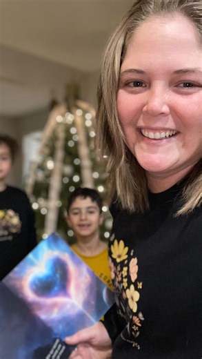 En fermant les yeux et en se connectant à leur cœur, les enfants peuvent rêver d’un monde plus doux… et se voir comme de véritables messagers de lumière et d’espoir pour la Terre. ✨ 🌹 NOUVEAUTÉ — LIVRE POUR ENFANTS Et si une rose pouvait sauver l’humanité ? Une lecture simple, poétique et remplie de beauté, où chaque enfant est invité à imaginer — et à dessiner — la rose qui habite son cœur. « En côtoyant quotidiennement les roses du Québec, il était tout à fait naturel pour Karine, propriétair