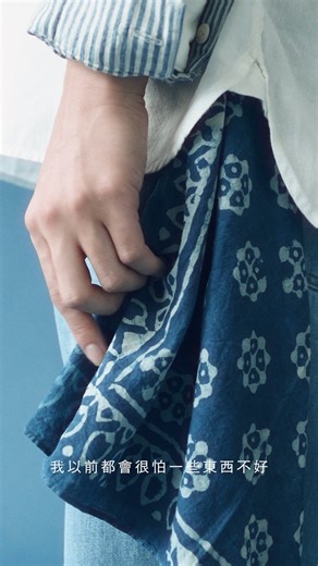 【#JETDigitalCover August 2025】 Stanley邱士縉專訪 STAND AND FACE ME 全文：https://bit.ly/4lAWU24 拍攝當日，一切行程都被綿密雨箭打亂了安排，為安全起見盡快展開訪問。令人意外的是，沒有充分預熱、準備思緒的時間，Stanley穿著簡單白Tee，輕鬆自在地談起了近況，沒有出現往日常提及害怕展現、表露自己的一面。「以前我是會盯著『傷口』看的人。覺得痛，總想著怎麼掩蓋。現在好像沒那麼怕了？尤其不怕在表演裡暴露弱點，哪怕是不好的記憶、糟糕的情緒，我都願意跟大家分享。」 這種坦然並非天生的。事實是，當MIRROR成為流量密碼後，成員們的舉手投足都容易成為熱話，Stanley自身也相對變得寡言，害怕被別人比較，也害怕自己禁不住去「暗自比較」。「我不喜歡跟他人比較，因為我不想輸，就算贏，也容易產生不好的能量。出道這麼多年，如今想法是每個人的路都是『天注定』，不用追求完美，有棱角反而是好事，競爭慾望只對準自己就好。」 當然焦慮偶爾會找上門，「有時閒下來一兩周時間，自己會莫明開始擔心，是不是做得不夠好？別人都不來找我演戲。就算安慰