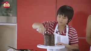 12K views · 407 reactions | Chocolate fans, you will definitely get a kick out of this! Eu Han and his mum Eu Ling created a superbly indulgent and beautiful Chocolate Ganache Chocolate Cake. Think chocolate on chocolate, topped with sweet juicy fresh strawberries and blueberries, then adorned gorgeously with edible flowers. If you are doubly tempted to try this recipe out, vote now and show your support! | Betty Crocker Malaysia | Facebook