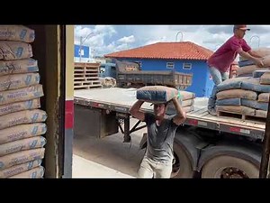 descarregando sacos de cimento