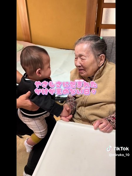 高齢者と赤ちゃんの心温まるふれあい