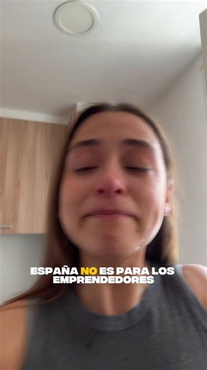 Em fa ràbia l'escarni al qual sotmeten aquesta noia perquè, més enllà que tothom que fa una activitat ha de fer els números i ella no els ha fet, reflecteix un tema més de fons que caldria criticar.La gent fa servir el que recapta d'IVA perquè a Espanya els marges solen ser baixos perquè som un model que rebenta preus en tot i que no valora la qualltat i hi ha cultura de pagar tard que provoca molts problemes de tresoreria. Per això és tan fàcil ajornar a l'AEAT entrant en un bucle infinit i per