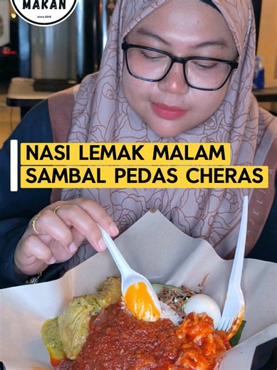 Aku baru jumpa satu port nasi lemak malam yang sedap kat area Batu 9, Cheras. Ytjt kot tempat ni 😍 Sambal nasi lemak jenis pedas pijau punya. Macam sambal mak². Ada 9 jenis lauk dan aku recommend korang try daging dendeng dan rendang ayam hijau. Boleh makan kat situ gak tau sebab ada kerusi meja. Air RM1 FREE REFILL. Korang waze Restoran Taufiq Maju Batu 9 Cheras. Stall Nasi Lemak Malam ni setentang dengan restoran mamak ni. #botakmakan #foodhunting #nasilemakmalam #nasilemakviral