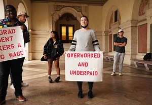 UT graduate student workers hold 'grade-in,' rally for higher wages