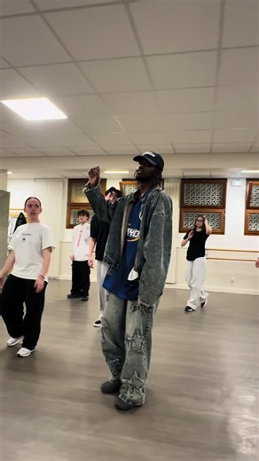 En danse, rien n’est laissé au hasard. Ce ne sont pas forcément les gros mouvements qui font la différence, ce sont aussi les détails. Un enchaînement peut être bon, mais si ton orientation est floue, si ton placement manque de précision, le rendu perd en impact. Chaque transition compte. Chaque direction compte. Chaque intention compte. Se replacer, utiliser les diagonales, contrôler ses appuis… c’est ça qui construit une danse propre et maîtrisée. 💡 Astuce BYFIGGY : → Travaille tes transition