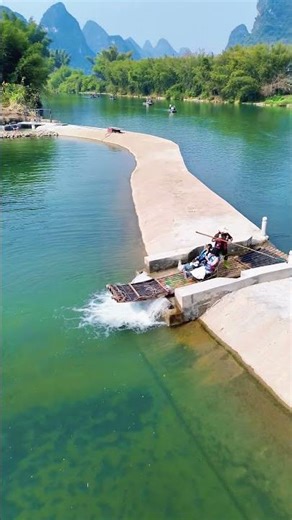 Ordinarily, Yulong River boats don't capsize. I said ordinarily.#guilin #travel