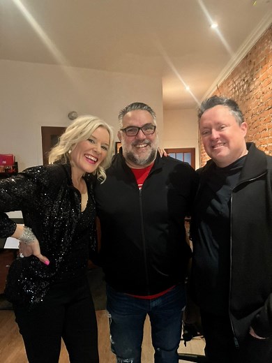 C’était quelqu’un sur Facebook qui m’a dit que tabarnanne de paparnam exist!!! Qui dit peppermint tabarnak??!!! Merci à Mike Ward & Martin Cloutier pour cette belle moment!! I ❤️ @ écoutes! # sousecoutes #humour #tabarnak #rachelleelie | Rachelle Elie