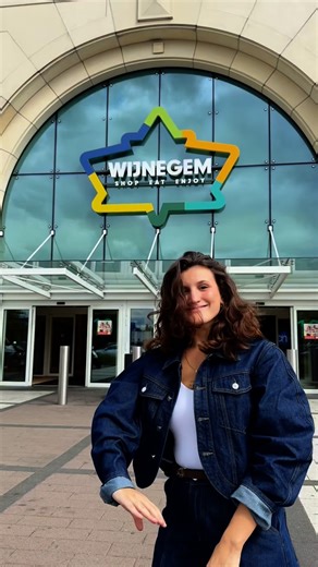 Angela Jakaj on Instagram: "Advertentie* Enjoyed some me-time in het vernieuwde @wijnegem.shop.eat.enjoy ! Om hun transformatie te vieren organiseert Wijnegem een shoppingfestival op 18&19 oktober met optredens, exclusieve kortingen en loads of fooood! See you there 🛍️ #wijnegem #wijnegemshopeatenjoy #shoppingfestival"