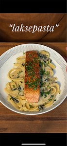 Opskrift: Laksepasta 2 laksefileter (ca. 150 g stk.) Rapsolie Smør 1 skalotteløg 2 fed hvidløg Fintrevet citronskal fra en halv citron Saft fra ½ citron En spsk frisk timian Chiliflager efter smag 2 håndfulde frisk spinat 1 dl tør hvidvin 3 dl fløde Salt og peber Frisk fettuccine (ca. 250 g) Frisk persille til servering ⸻ Varm en pande op på 8–9 og tilsæt lidt rapsolie. Steg laksefileterne ca. 2,5 min på hver side. Når du vender dem fra skindsiden, tilsæt en klat smør. Tag laksen af panden og læ
