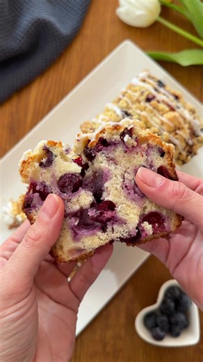 🫐 Schneller Blaubeerkuchen mit Streuseln📌 Rezept zum Speichern Hey Foodies 💛 Dieser Blaubeerkuchen ist super schnell gemacht, herrlich saftig und bekommt durch die Streusel oben drauf die perfekte knusprige Kruste 😍 Perfekt für spontane Kuchengelüste! 🛒 Zutaten Für den Teig 🥛 120 g griechischer Joghurt 🥚 3 Eier 🌼 1 EL Vanilleextrakt 🍬 180 g Zucker 🥄 2 TL Backpulver 🌾 190 g Mehl ➕ 1 EL Mehl (zum Wenden der Beeren) 🫒 120 ml Keimöl oder Sonnenblumenöl 🫐 300 g frische Blaubeeren Für die