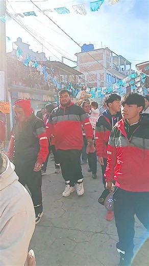 De regreso a sus nichitos Después de escuchar misa | Compa Pollo