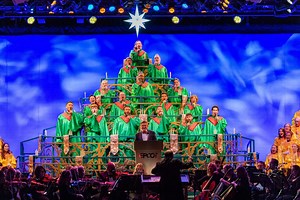 Two Narrators Drop from Candlelight Processional at EPCOT's International Festival of the Holidays | Chip and Company