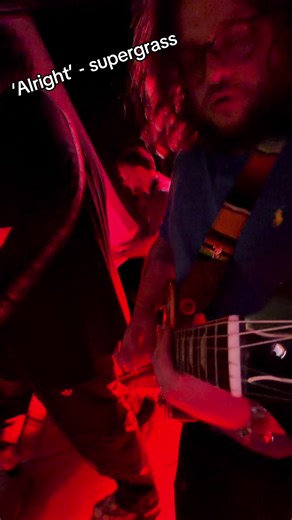 ‘Alright’ solo by @Supergrass playing with big classics. #guitarsolo #guitar #fyp #guitartok #livemusic