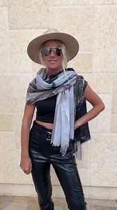 3.8K views · 58 reactions | Here is how to make a cape from an oversized scarf . All you need is a scarf and a hair tie , i use clear elastic hair ties , i avoid using safety pins because they can make holes in your scarves. All linked here https://liketk.it/4oMrU #holidayseason #holidayoutfits #holidayoutfitinspo #scarfstyle #scarftutorial #scarves | Blonde Beach Vibes | Facebook