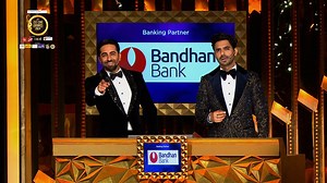 Aur iss rhyming-skill ko dekhkar sabhi ne bajaadi taliyaaan 👏👏👏 Watch Maruti Suzuki Arena presents 22nd #ZeeCineAwards2024 on ZEE5! #MarutiSuzukiArenaZCA #ZCA2024 | Zee Cine Awards