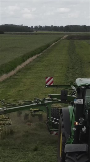 John Deere 6190R beim Schwaden mit Krone Swadro 1400 Plus