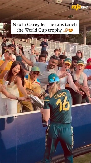 Nicola Carey let the fans touch the World Cup trophy 🤌🏼😍