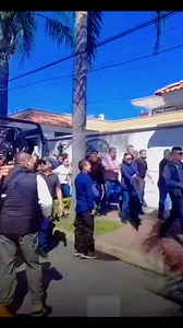 Abuchean al Gobernador de #Michoacán al asistir al funeral de #CarlosManzo en #Uruapan Fuente: Quadratin | Stereo NOX Michoacán
