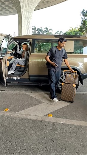 Voompla on Instagram: "neha kakkar jets out of mumbai✈️"
