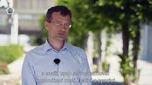 „Evropská unie je pro mě symbolem prosperity a bezpečnosti. Chtěl bych, abychom do budoucna byli v tvrdém jádru rozvoje Evropské unie, vstoupili do eurozóny a přijali euro,“ říká ke své prezidentské vizi Karel Štogl. | Prezident 21
