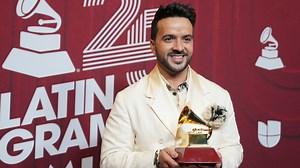 Luis Fonsi, un año de éxitos: Desde su sexto Latin Grammy hasta su incursión en el cine - La Opinión