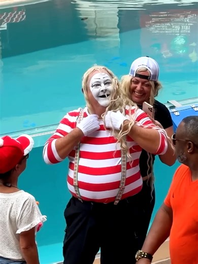 Hilarious Tom The Mime Prank at SeaWorld