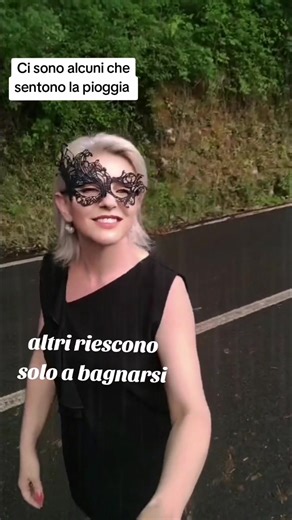 Ascoltando la Pioggia in Macchina: Un Momento di Relax con Niky La Monella