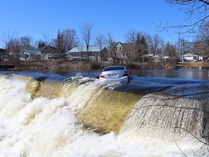 Napanee firefighters make dangerous water rescue after car drives into river
