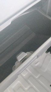 サンバー グローブボックスの簡単な取り外し方 電装品を取付ける際に取り外したいグローブボックス ボックス内からクリップを取り外そうとすると、結構やり難かったりします。 そこでボックスの外側とダッシュボードの間に指を入れ、開くイメージで力を加えると簡単に外せます😁 | 北陽自動車工業