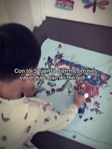 Bé 5 tuổi vẽ bản đồ thế giới theo mẹ kể