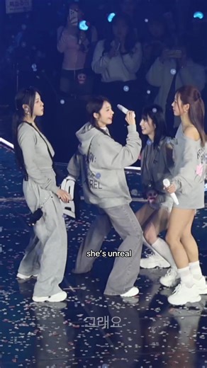 Her flexibility and leg/core strength, she’s unreal for this. The girls energy during the encore. A 3 hr concert btw. 🙂‍↕️ #apink #eunji #정은지 #jungeunji #jeongeunji