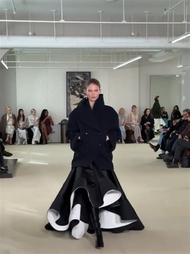 🔗: https://voguemagazine.visitlink.me/MGXUa9 Joseph Altuzarra continued his exploration of the modern woman’s wardrobe at #NewYorkFashionWeek, this season viewing it through a Spanish lens. Drawing inspiration from the works of Diego Velázquez and Pedro Almodóvar, the references came to life in the collection’s rich prints. Discover the fall 2026 Altuzarra collection here. | Vogue