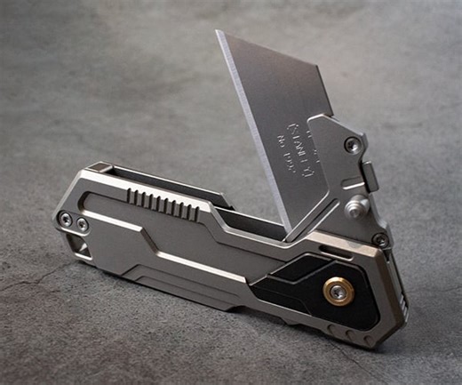 The Phantom 2.0 Is a Sweet Cyberpunk Utility Knife