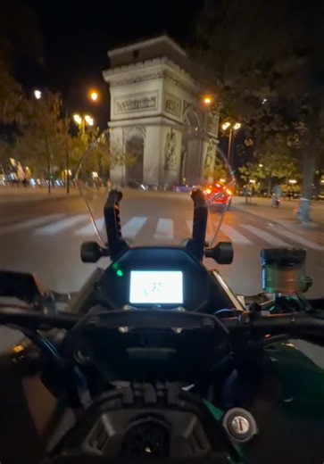 Spawned in Paris with two bikes like it’s GTA 7 🇫🇷 @E Ride Pro @zeromotorcycle