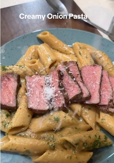 Creamy Onion Pasta med Blåmuggost og Biff