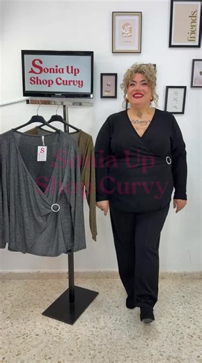 Sonia Up Shop Curvy | Moda Plus Size on Instagram: "🌟 Blusa de fiesta CASIOPEA – 16,99€ CASIOPEA es esa blusa que te salva cualquier evento: elegante, con caída preciosa y perfecta para dar un toque de brillo sin perder comodidad. Favorece muchísimo a cuerpos curvy gracias a su corte amplio y fluido, ideal para combinar con falda, pantalón o lo que te apetezca para tu noche especial. 📏 MEDIDAS APROXIMADAS Pecho: 130–150 cm Cintura: 125–145 cm Barriga: 140–155 cm Cadera: 140–160 cm Largo: 74 cm