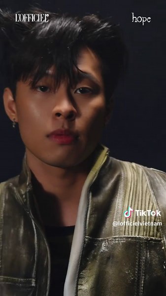 #ÔHOPE | THE AMBASSADOR - HURRYKNG Sau những biến động và sự lay chuyển mơ hồ những niềm hy vọng, HURRYKNG hiện lên như một mảnh ghép mới trong bức tranh đang hoàn thiện. Anh không vội khẳng định mình, chỉ để âm nhạc nói lên sự đổi thay, viết tiếp câu chuyện của một “Window shopper”. 📍Thời gian mở cửa: 12-15/12/2024 📍Địa điểm: Bitexco Financial Tower - số 04 Hồ Tùng Mậu, phường Bến Nghé, Quận 1, TP.HCM #LOFFICIELVietnam #ÔbyLOFFICIEL