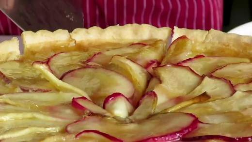 Apple pie never tasted better 🥧 Gooey Cosmic Crisp® apples on the inside and flaky crust on the outside, makes every bite taste like heaven.⁠ ⁠ Happy #NationalApplePieDay! Are you celebrating this spectacular holiday with a piece of apple pie? 🍎🥧 Let us know in the comments!⁠ ⁠ #cosmiccrisp #applepie | Cosmic Crisp Apple