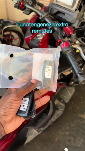 Tunatengeneza extra remote keys Kama bike ina Funguo moja na pia ukipoteza funguo zote tunatengeneza Funguo nyingine #atclickmotorcycles #zanzibar #tanzania #adv350 #remoteprogramming