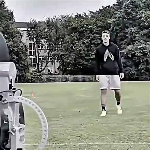 7 on Instagram‎: "فيلم "وحيد في المنزل [Home Alone] الذي صدر عام 1990 ليس مجرد كوميديا عائلية، بل هو عمل يجسد شجاعة ودقة مشاعر طفل ترك وحيدا. خلف الزينة المبهجة للميلاد والموسيقى المفرحة، تتسرب مشاعر الوحدة ولحظات النمو التي يشعر بها "كيفن". في البداية، تبدو فكرة بقائه وحيدا في المنزل كإحساس بالحرية والإثارة، لكن مع مرور الوقت تقترب المشاعر الهادئة التي يواجهها "كيفن" في كل أرجاء البيت الصامت أكثر فأكثر. مائدة الطعام الفريدة، الليالي الهادئة، صوت الأغاني الميلادية البعيدة ... هذه اللحظات تجعل أج