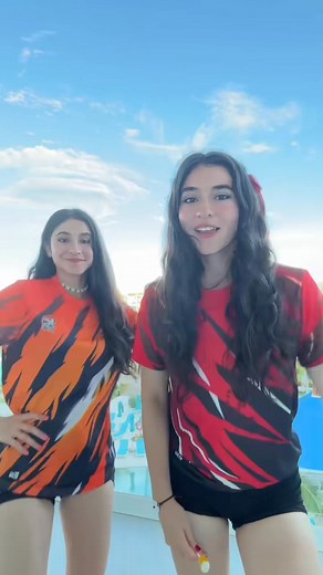 Acompáñenos a darnos un chapuzón en la alberca 🏝️🌊🐠 🐯🐨 #piscina #competencia #grwm #SummerKamp2024 #~ #gemelas #sol #alberca #jugar #amigos #trajedebaño #nadar #juegos #hermanas #cenaromantica #arayfer #agua #cancún #summerkamp #hotel | Aranyyfery